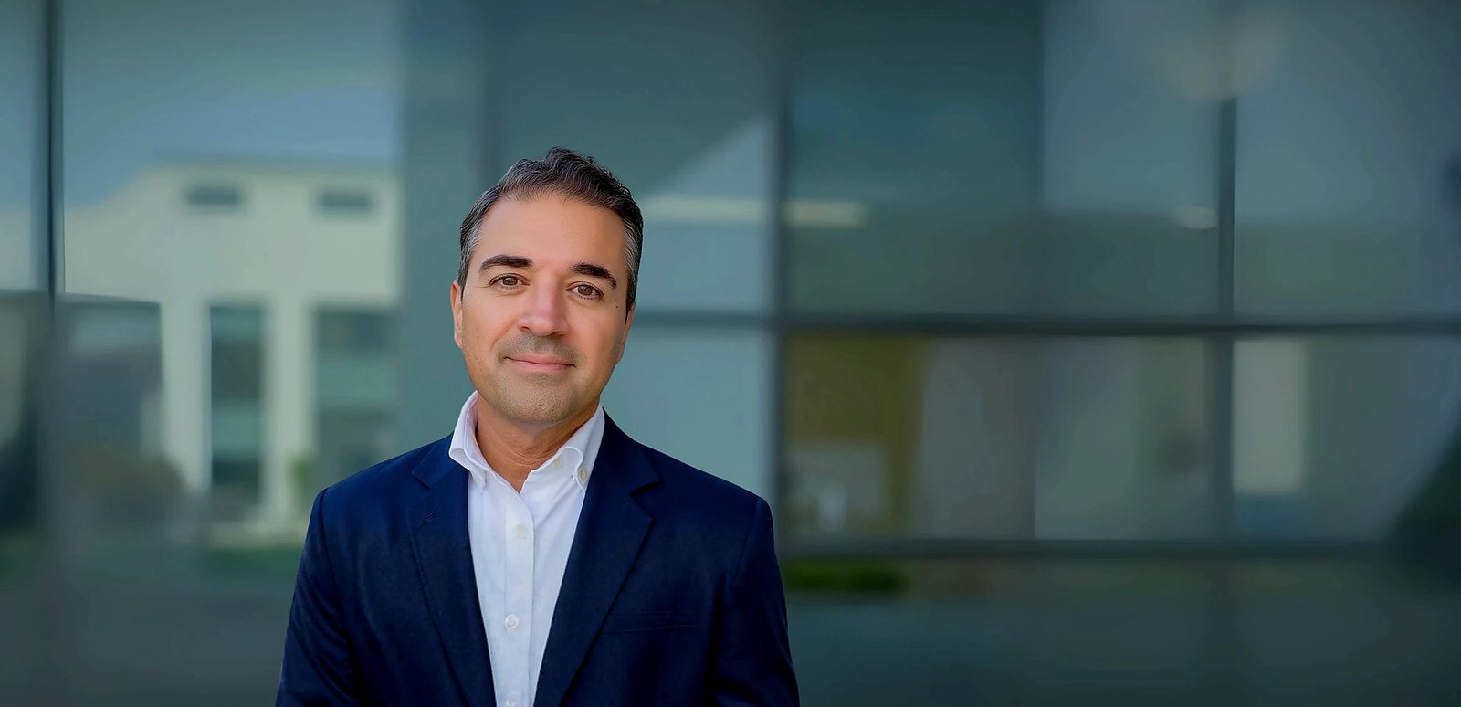 Ali Reza Karwandian vor dem Firmenstandort